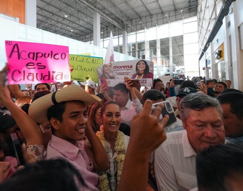 En un auténtico carnaval, simpatizantes le dan la bienvenida a Claudia Sheinbaum en Acapulco