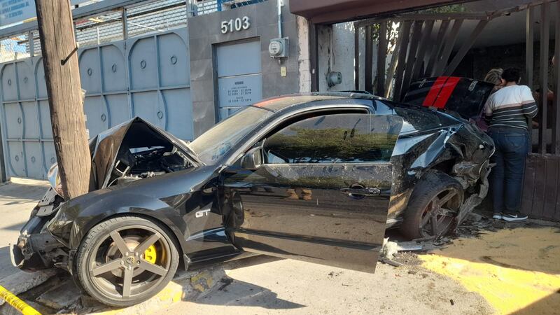 Un poste frenó el coche deportivo, porque de lo contrario hubiera aplastado completamente a su propietario.