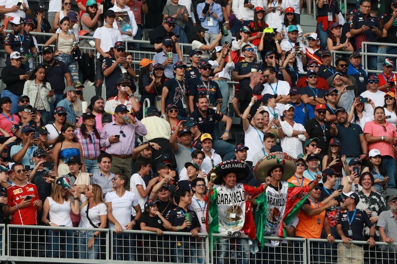 GP de México día 2: afición en el Autódromo Hermanos Rodríguez.