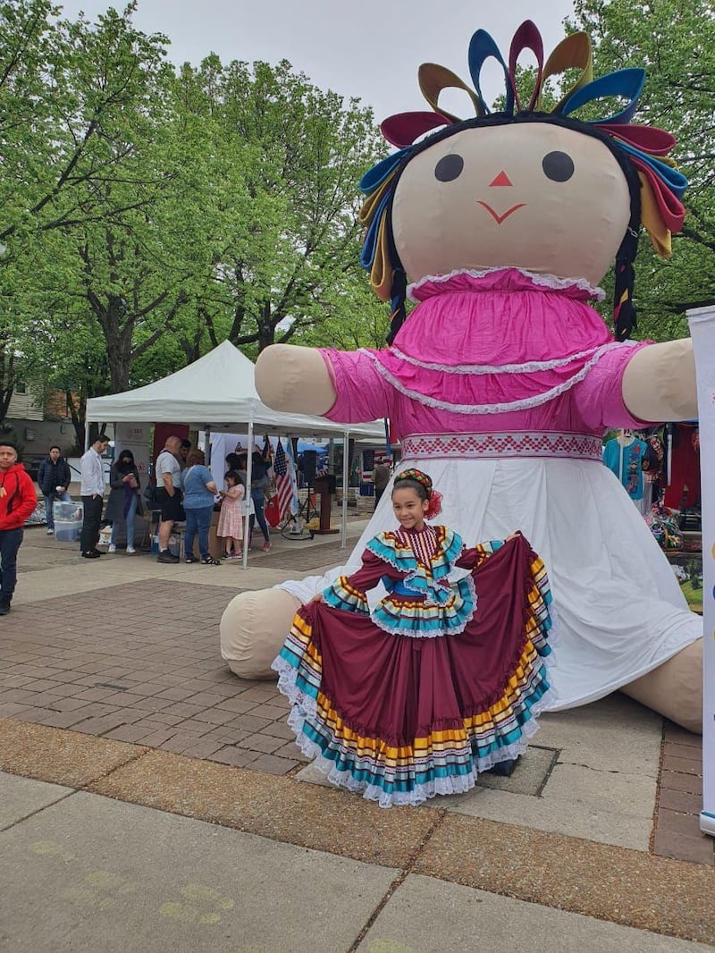 Las personas hicieron fila para tomarse foto con la tradicional muñeca. (Cortesía)