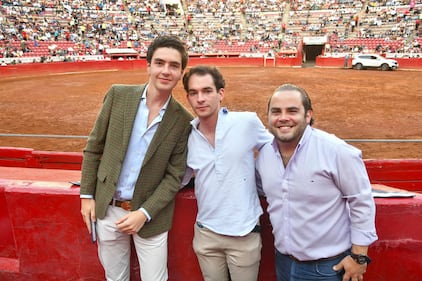 Una noche inolvidable se vivió en La Plaza México con la brillante actuación de los rejoneadores Guillermo Hermoso de Mendoza, Javier Funtanet y Jorge Hernández Gárate. Cada uno cortó una oreja gracias a su destreza y conexión con el público capitalino, que respondió con júbilo a cada pase. Los emocionantes "¡Olés!" resonaron con fuerza, dejando una huella imborrable en la memoria de los asistentes, quienes disfrutaron de un espectáculo lleno de arte y pasión taurina.