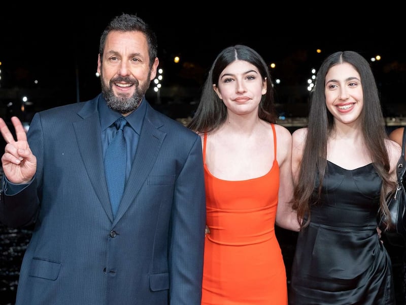 Adam con sus hijas Sadie y Sunny Sandler