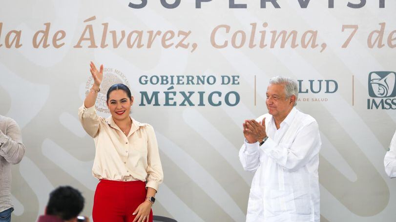 La gobernadora de Colima y el presidente de México durante la visita del mandatario al municipio de Villa de Álvarez.