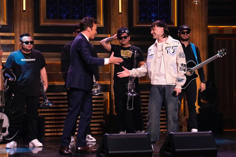 Peso Pluma hace historia en ‘The Tonight Show’ de Jimmy Fallon