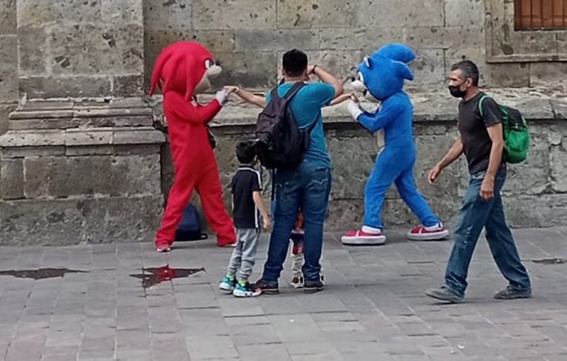 Muchos de los artistas se confrontan con turistas porque les toman fotos y se las quieren cobrar; por tratarse de espacio público, la gente es libre de tomar las fotos.