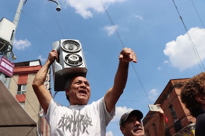 Paquita la del Barrio, una de las voces más emblemáticas en México, falleció el pasado 17 de febrero a los 77 años , dejando un gran vacío en la industria como parte de su legado musical, mismo que está siendo honrado este 21 de febrero a través de distintos puntos de la Ciudad de México, en donde asistieron no solo familiares, sino también colegas y fanáticos que despidieron a la emblemática cantante.