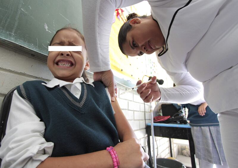 SALTILLO, COAHUILA, 08OCTUBRE2012.- Como medida de prevención de enfermedades se aplican vacunas a las niñas de quinto de primaria contra el Virús del Papiloma Humano (VPH) además de las vacunas contra la hepatitis y tétanos, que corresponden al cuadro vacunación.
FOTO: KARLA ITZEL RUIZ /CUARTOSCURO.COM