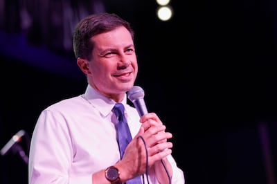 LAS VEGAS, NEVADA - 07 DE NOVIEMBRE: El Secretario de Transporte de los Estados Unidos, Pete Buttigieg, habla en un acto de campaña en The Sand Dollar Downtown el 07 de noviembre de 2022 en Las Vegas, Nevada. En la víspera del día de las elecciones, los partidarios asistieron al evento para escuchar a los candidatos demócratas de Nevada, incluyendo a la senadora estadounidense Catherine Cortez Masto (D-NV) y al gobernador de Nevada Steve Sisolak. (Foto de Anna Moneymaker/Getty Images)