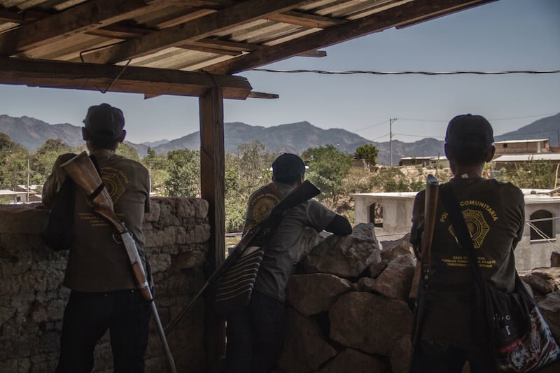 Policías comunitarios hacen guardia en Guerrero.