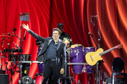 En un encuentro único con sus fanáticos de todas las edades, Los Temerarios ofrecieron la primera de sus dos presentaciones en el Estadio GNP Seguros, recinto que fue testigo de una noche llena de temas que marcaron la carrera de la agrupación en más de 40 años dentro de la industria, por lo cual el público coreó canciones como “Dímelo", "Solo te quiero a ti", "Te hice mal", "Por qué te conocí", entre otras.