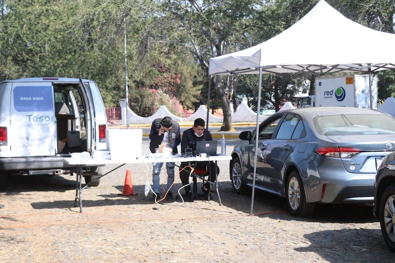 En el caso de Guadalajara, las recaudadoras abrieron sus oficinas desde las seis de la mañana y seguirán ese horario las próximas semanas. También se puede pagar sin bajarse del coche.