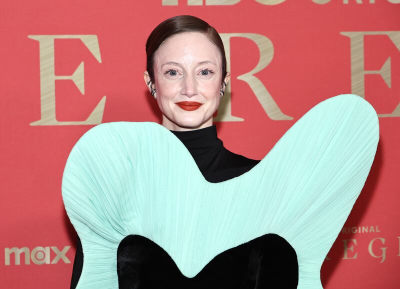 La actriz Andrea Riseborough hace el papel de Agnes, la directora del palacio, mano derecha de la canciller (Kate Winslet).