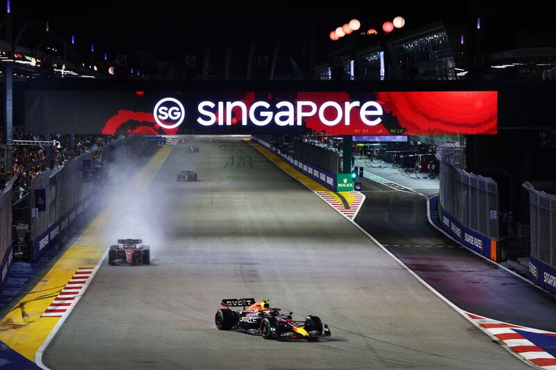 Checo Pérez ganó el GP de Singapur tras largar segundo