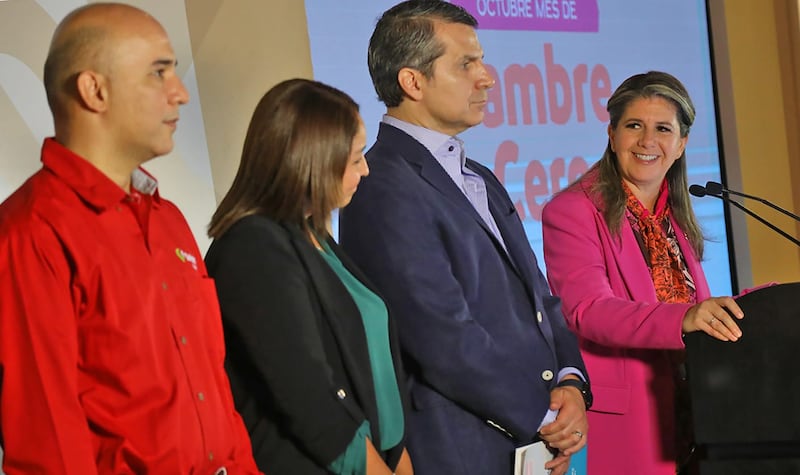 Martha Herrera y representantes de tiendas de autoservicio y de conveniencia anunciaron la nueva alianza.