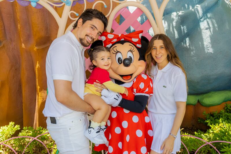 El cantante tapatío visitó Disneyland Resort en Anaheim, California.