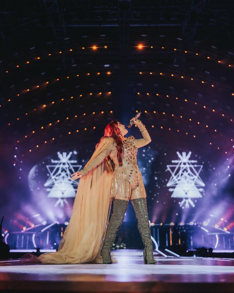 La cantante ha elegido vestidos llamativos y brillantes.