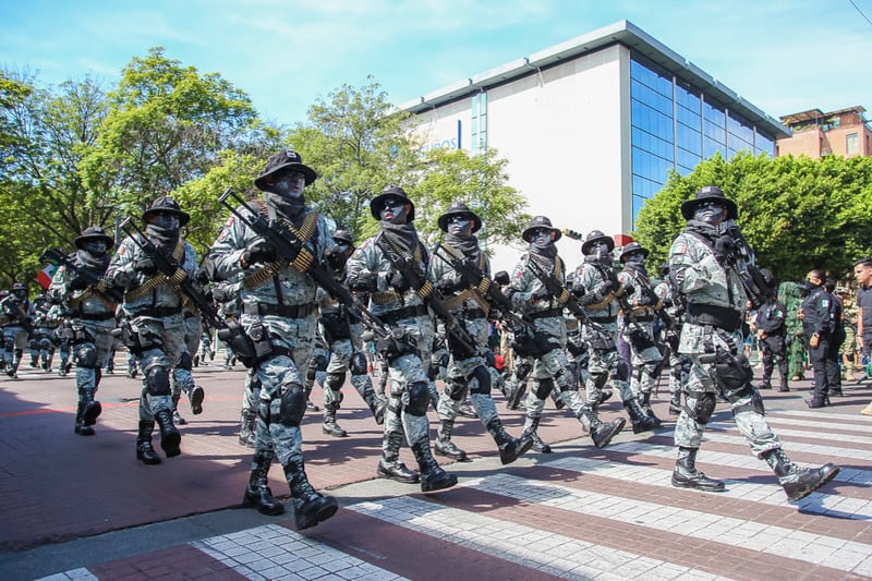 Enrique Alfaro encabeza el Desfile Cívico-Militar Conmemorativo a la Independencia de México, en Jalisco.