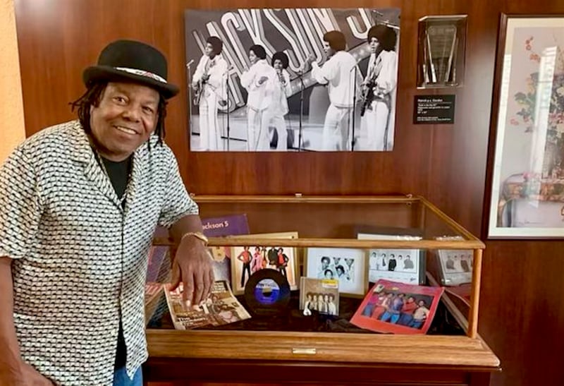 Tito Jackson, uno de los hermanos que formaron el querido grupo pop The Jackson 5, murió a los 70 años.