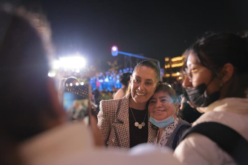 Alumbrado monumental: encienden decoraciones decembrinas en el Zócalo