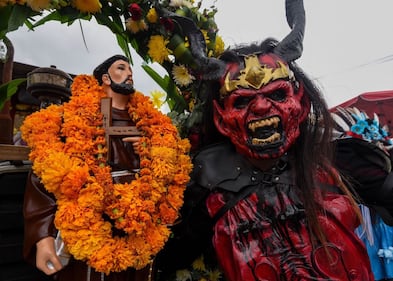 Arranca el desfile de las Momias en Almoloya de Juárez