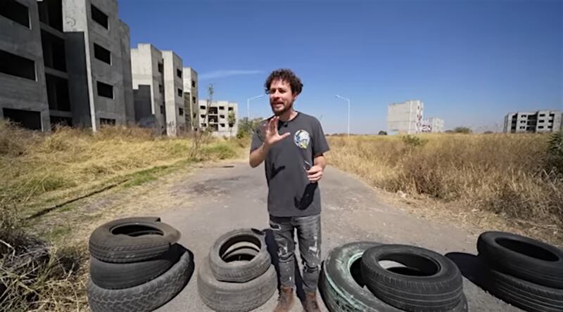 El youtuber visitó el municipio de Tlajomulco, Jalisco, para adentrarse en el  Chernobyl Mexicano.