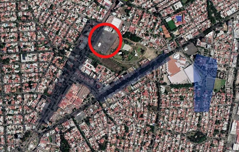 Mapa de las afectaciones en la zona. El circulo rojo representa el predio donde se finca, las zonas azules son las inundaciones en la zona de Plaza del Sol y Expo Guadalajara.