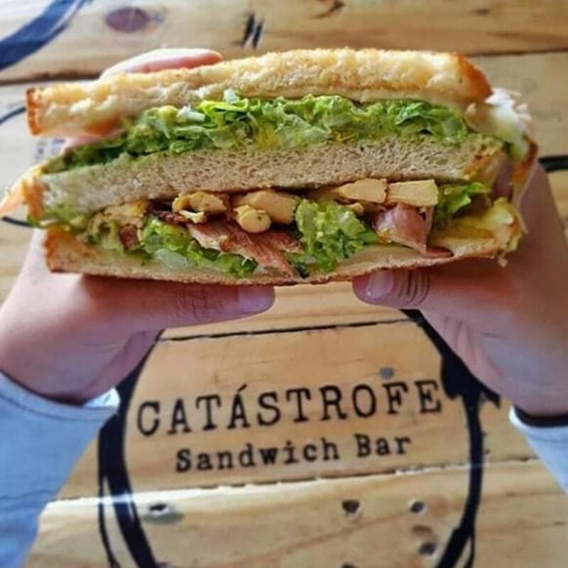 Catástrofe Sandwich Bar es un sistema de negocio que te permite entrar a la industria restaurantera con poco presupuesto y con un menú de deliciosos y originales sándwiches.