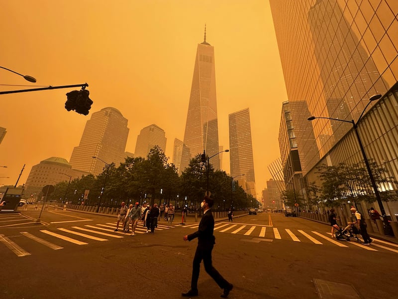 Incendios en Canadá tiñen cielo de NY.