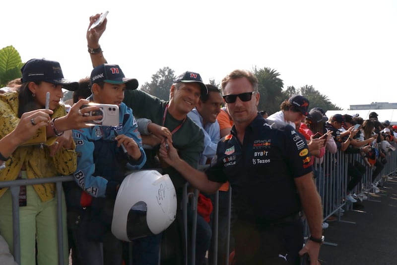 Christian Horner muy atento con la afición presente