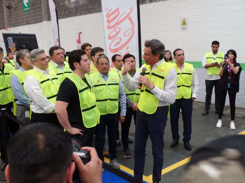 Samuel García recorrió las instalaciones de la ampliación de PetStar donde se le explicó el proceso de reciclaje.