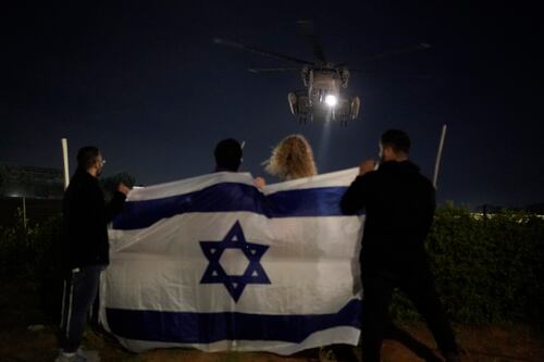 Rehenes israelíes baleados por error habían ondeado bandera blanca