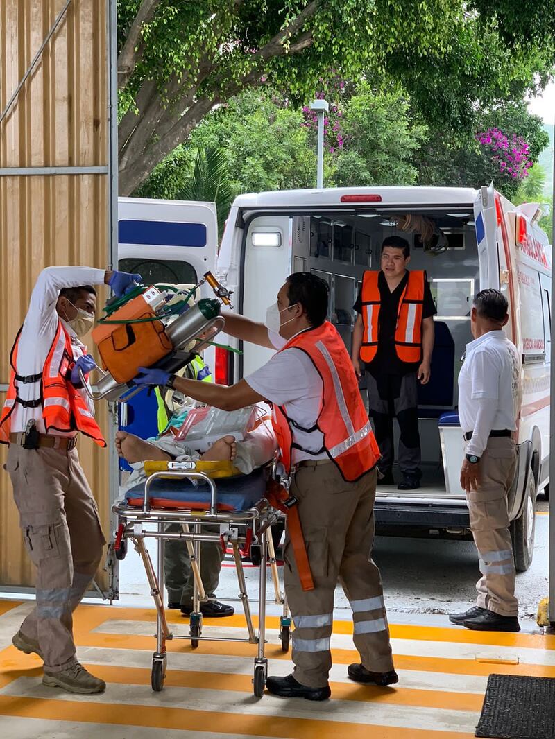 Adolescente herido por volcadura en Tlaxiaco es llevado en helicóptero a Oaxaca