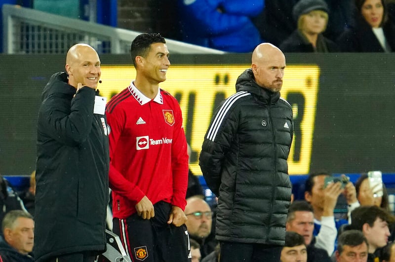 Cristiano Ronaldo junto a Erik ten Hag, y su auxiliar técnico Anthony Martial.