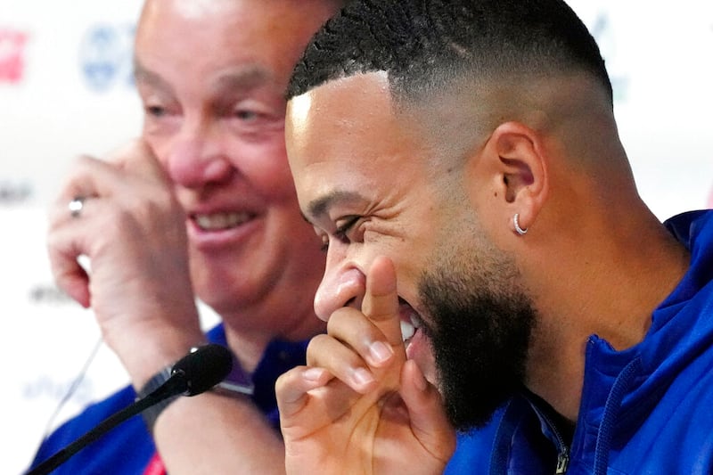 Louis van Gaal y Depay en conferencia de prensa previo al duelo contra Argentina.