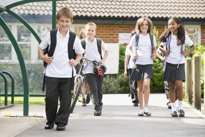 El nuevo ciclo escolar está a la vuelta de la esquina, y con él, la búsqueda del uniforme escolar. Aunque parezca una tarea sencilla, elegirlos y cuidarlos requiere atención a varios detalles que a menudo pasamos por alto