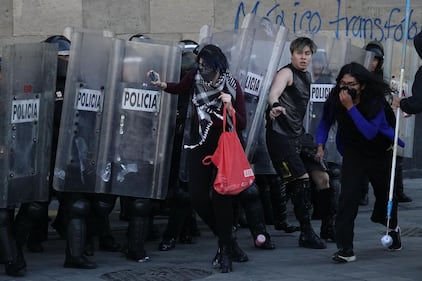 Policía irrumpe en manifestación trans frente a Palacio Nacional