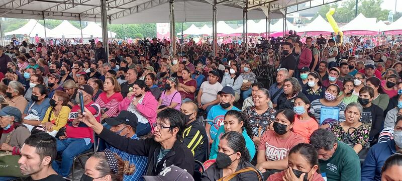 Cientos de personas estuvieron en la Macroplaza durante la entrega de beneficios.