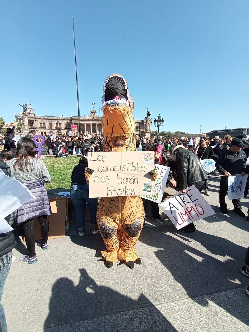 Hubo manifestantes disfrazados de dinosaurio para señalar que los combustibles fósiles ya no se deben usar.