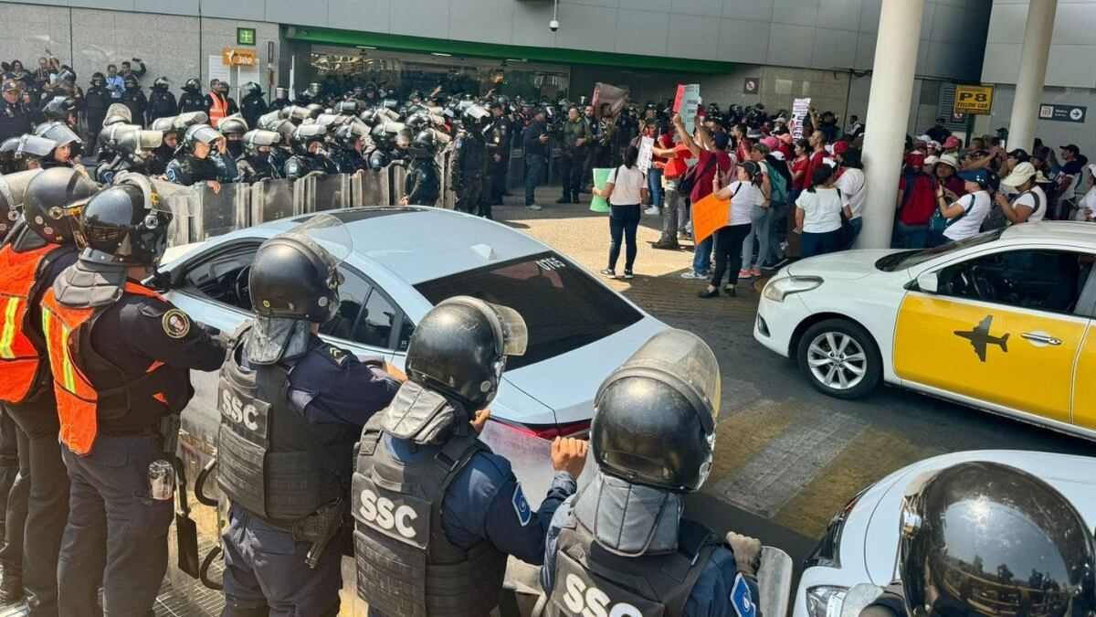 Tensión en el AICM: Policías encapsulan Terminal 1 por protesta de la CNTE