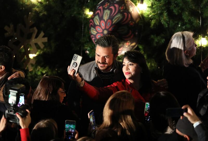 IMSS enciende árbol navideño