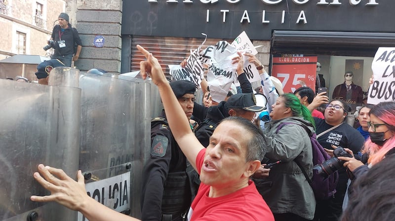 Manifestantes en favor de Julian Assange son agredidos.