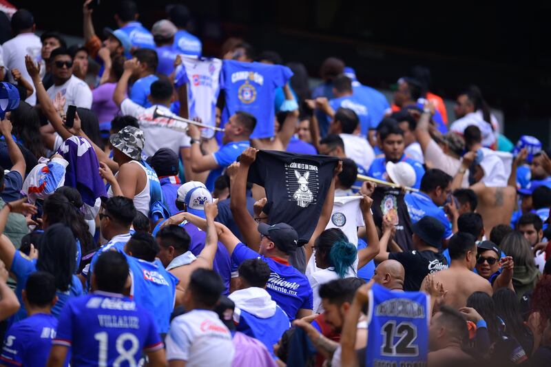 La afición celeste "le dio" la espalda por unos momentos en el último partido como local