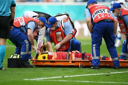 VIDEO: Jugador ruso sufre impactante caída de espalda durante la Euro 2020