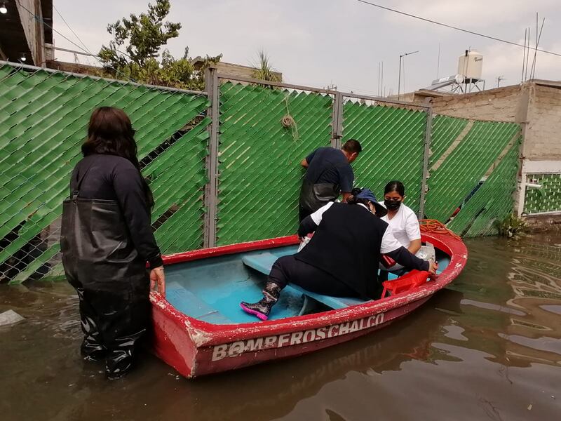 Inician desinfección de cisternas y casas en Chalco tras inundaciones; 600 familias reciben agua potable en Edomex