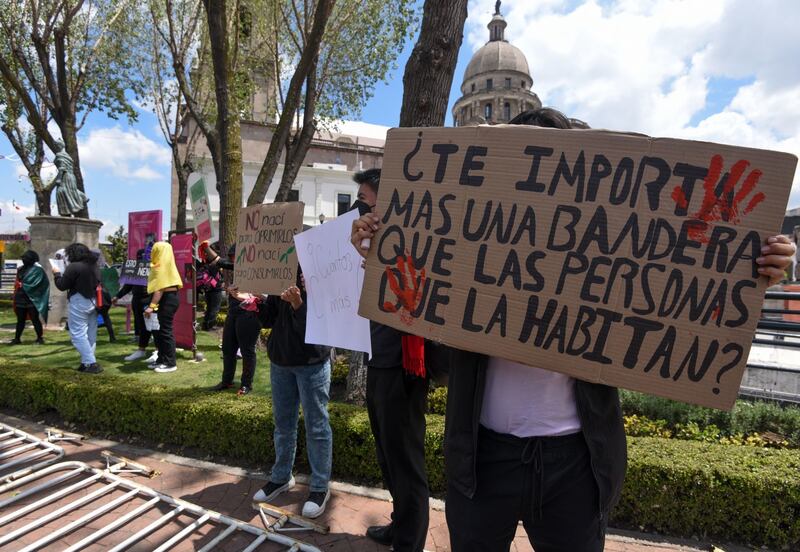 La Protesta “México Sangra” Nada que celebrar reunió a un grupo de hombres y mujeres que gritaron consignas y actos de iconoclasia en la ciudad de Toluca, protestaron contra los feminicidios, el caso de los 43, corrupción y abuso de poder.