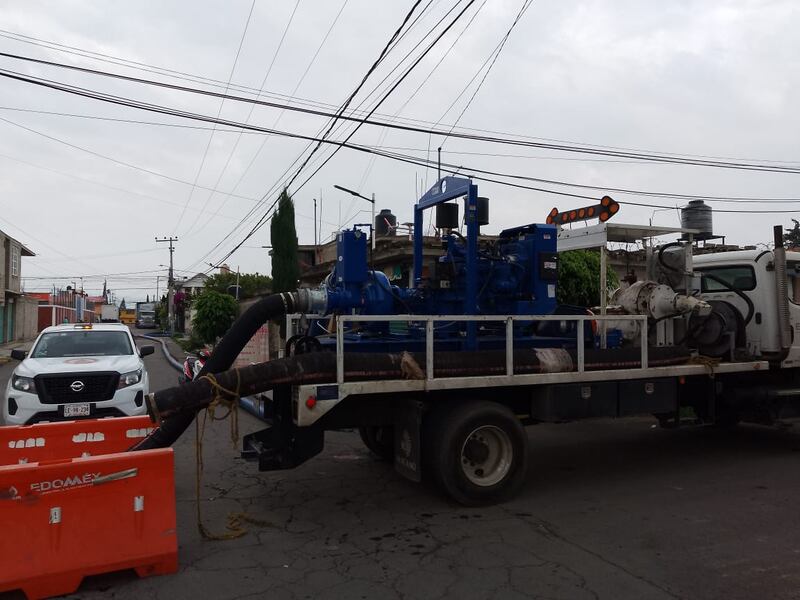 Inician desinfección de cisternas y casas en Chalco tras inundaciones; 600 familias reciben agua potable en Edomex