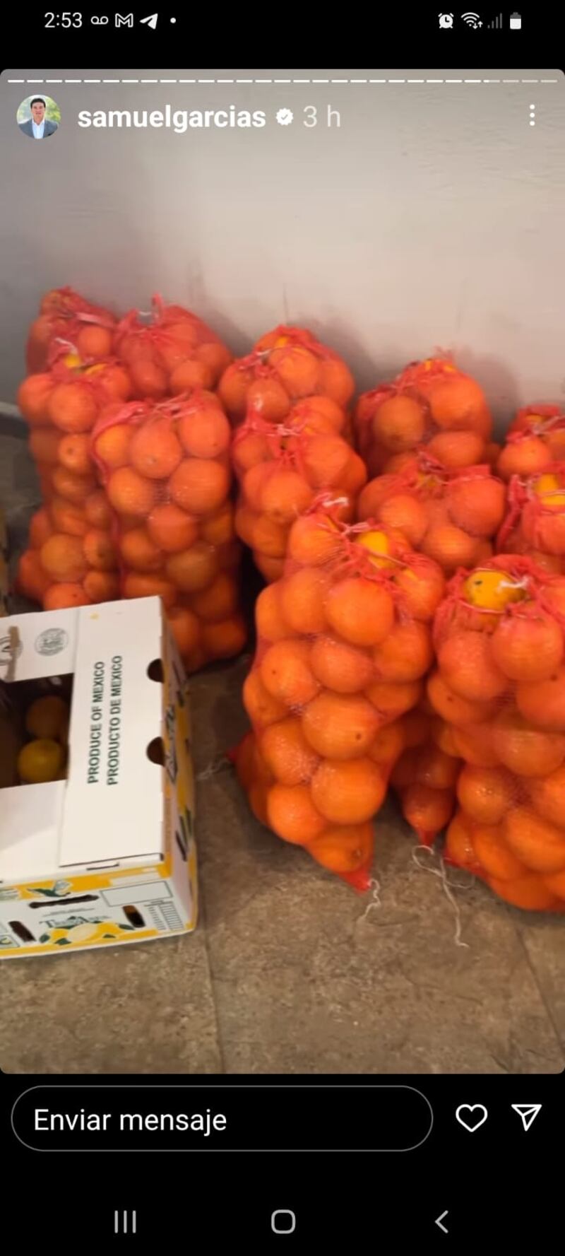 El gobernador compartió un video en el que se aprecian varios costales y cajas con naranjas.