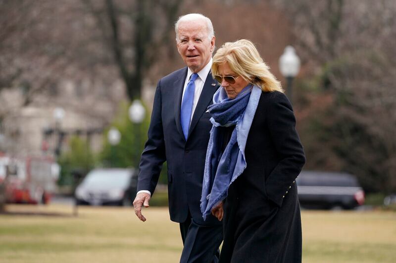 Jill Biden es acompañada de su esposo y presidente de Estados Unidos Joe Biden