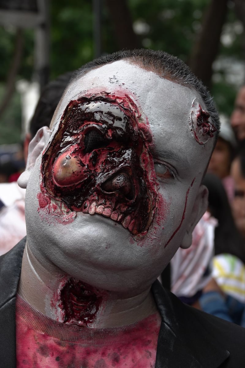 Se llevó a cabo la edición número 15 de la marcha Zombie, que inició en el Monumento a la Revolución y culminó en el Zócalo capitalino