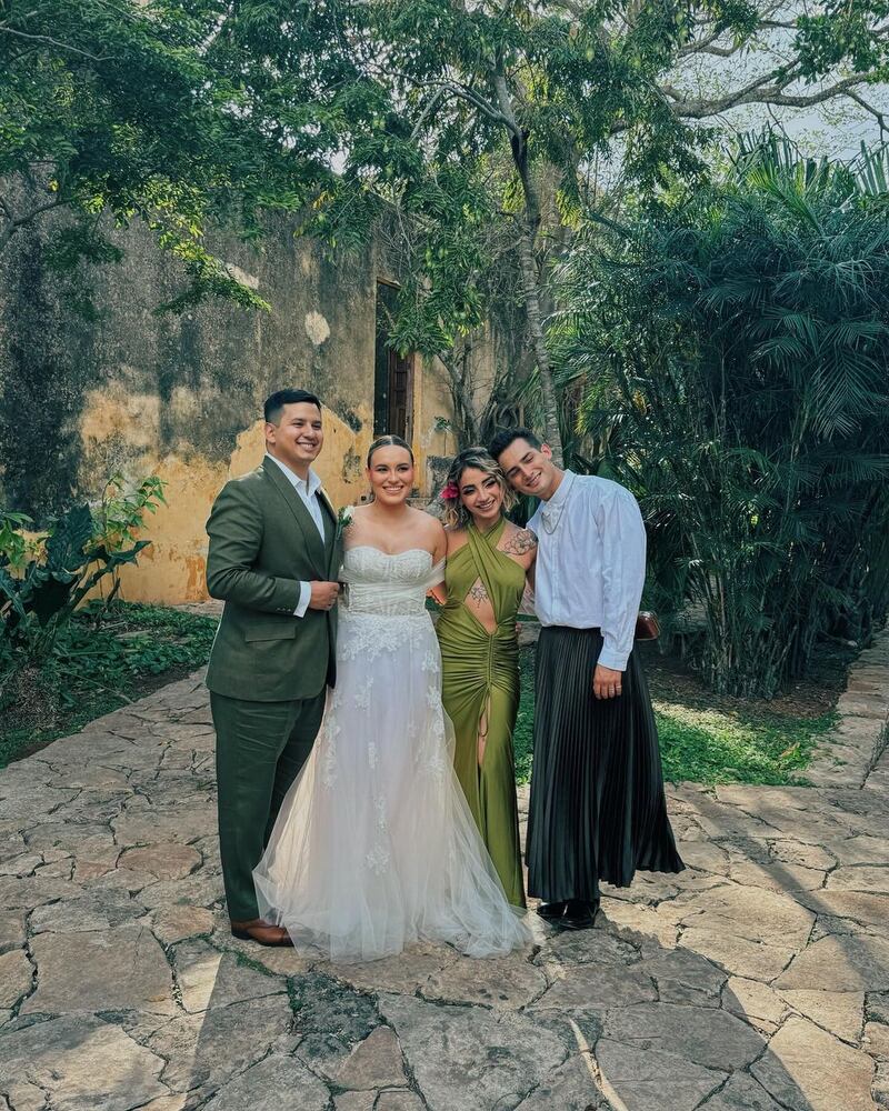 Emilio Osorio con su hermano Kiko, Kimi y Leslie Gallardo. Instagram de Emilio Osorio